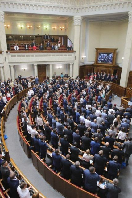 Новий уряд, перші скандали та блокування. Як минув "дебют" Верховної Ради дев'ятого скликання