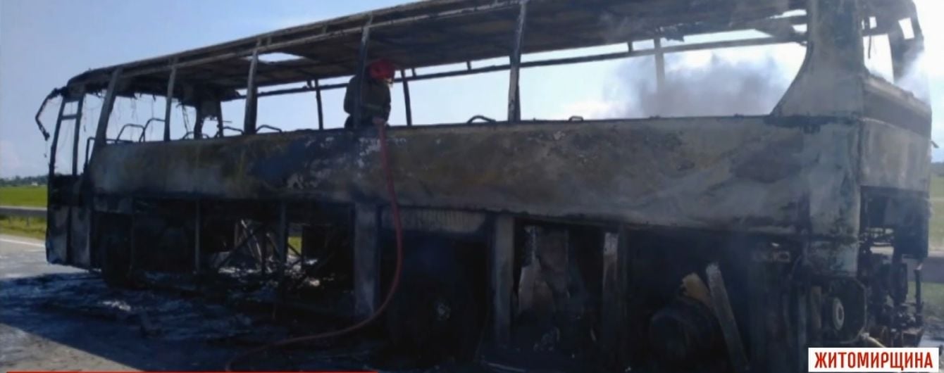 До металлического скелета: на Житомирщине во время рейса сгорел пассажирский автобус