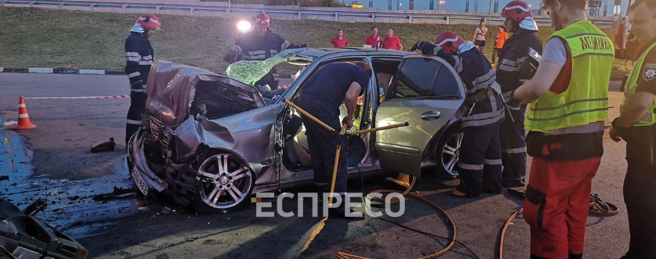 На Столичному шосе Mercedes на великій швидкості вкарбувався у будівлю: водій загинув