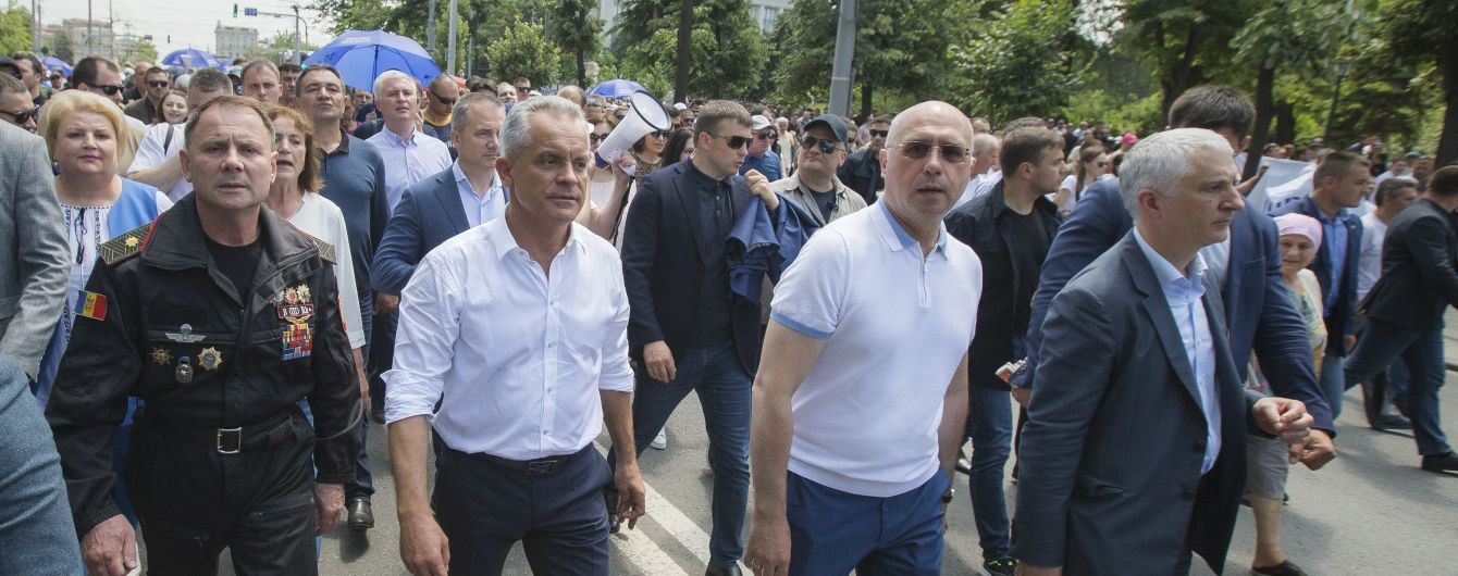 "Ситуация, близкая к взрыву". В Молдове под давлением улицы решают, кто является властью