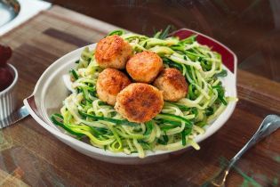 Куриные котлеты с лапшой из цукини
