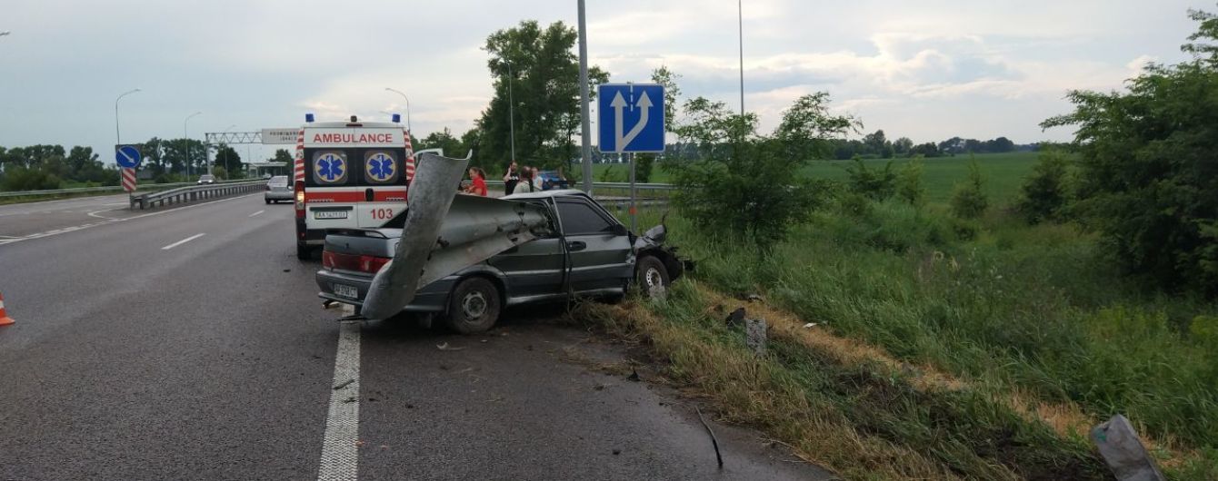 Под Киевом автомобиль врезался в отбойник: погибли мать и дочь