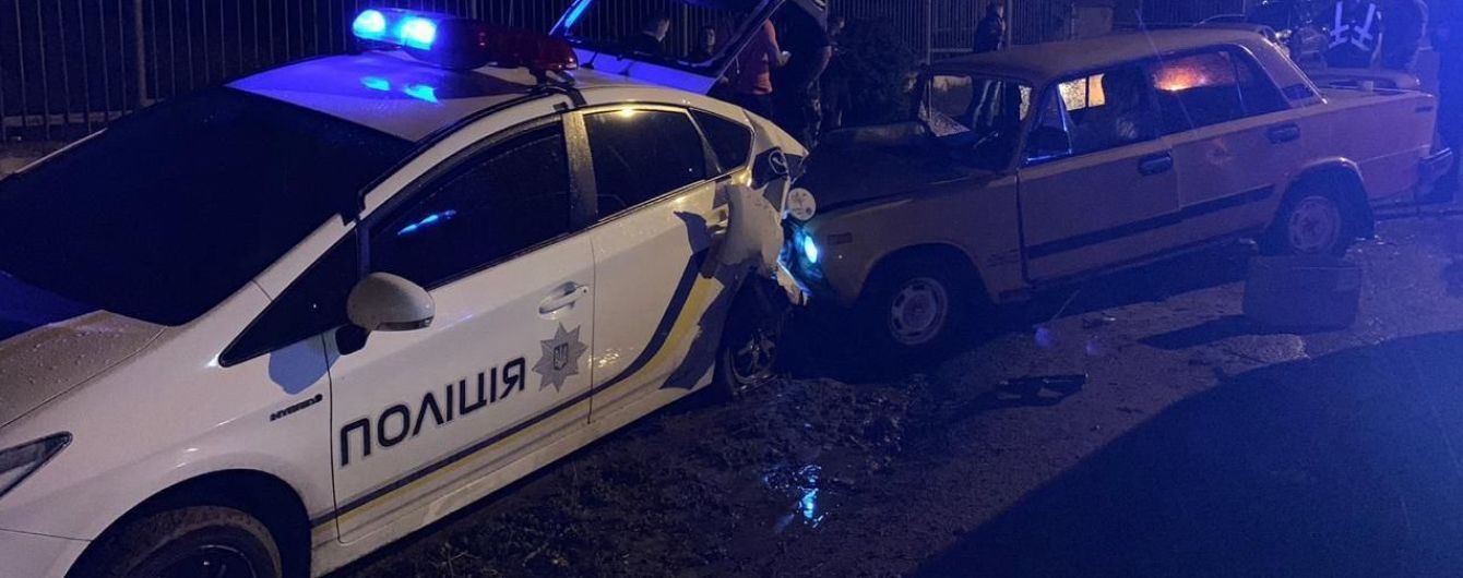 В припаркованный автомобиль патрульных влетела легковушка. Полицейский оказался в больнице