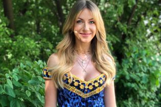 Леся Нікітюк показала, як перешила мамину сукню 34-річної давності