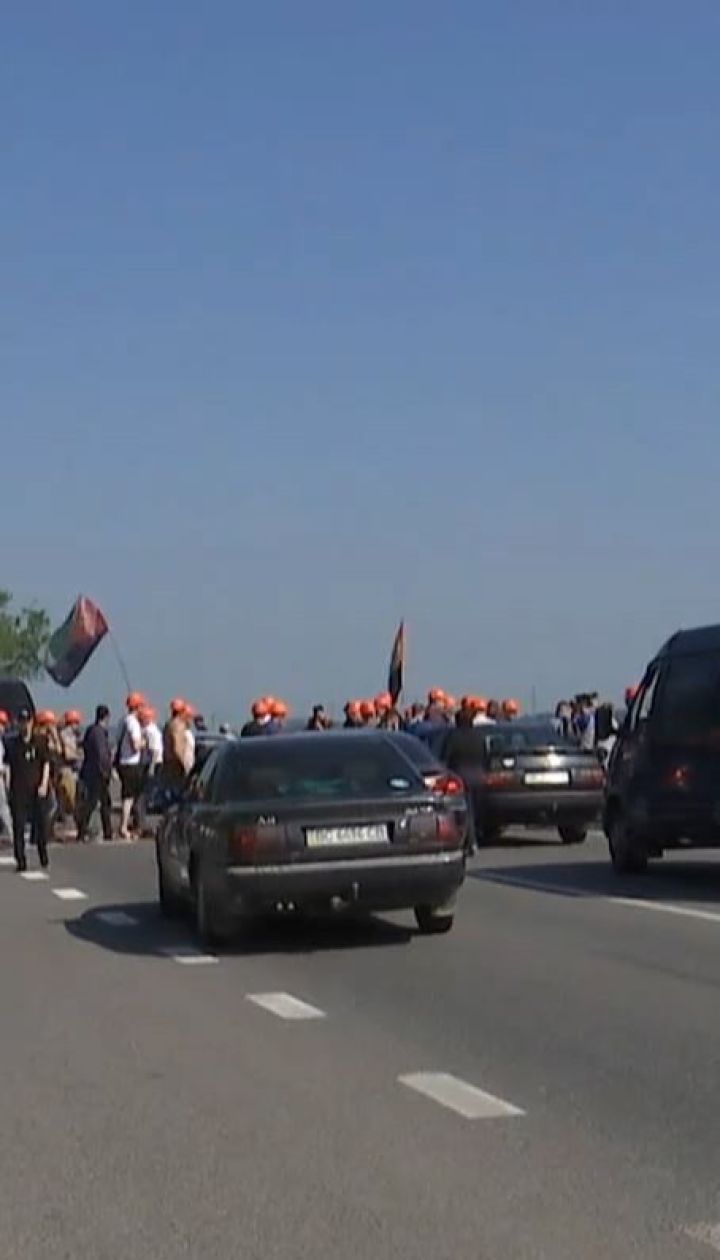 Гірники перекрили трасу "Львів-Рава-Руська", бо останні три місяці їм не виплачують зарплату