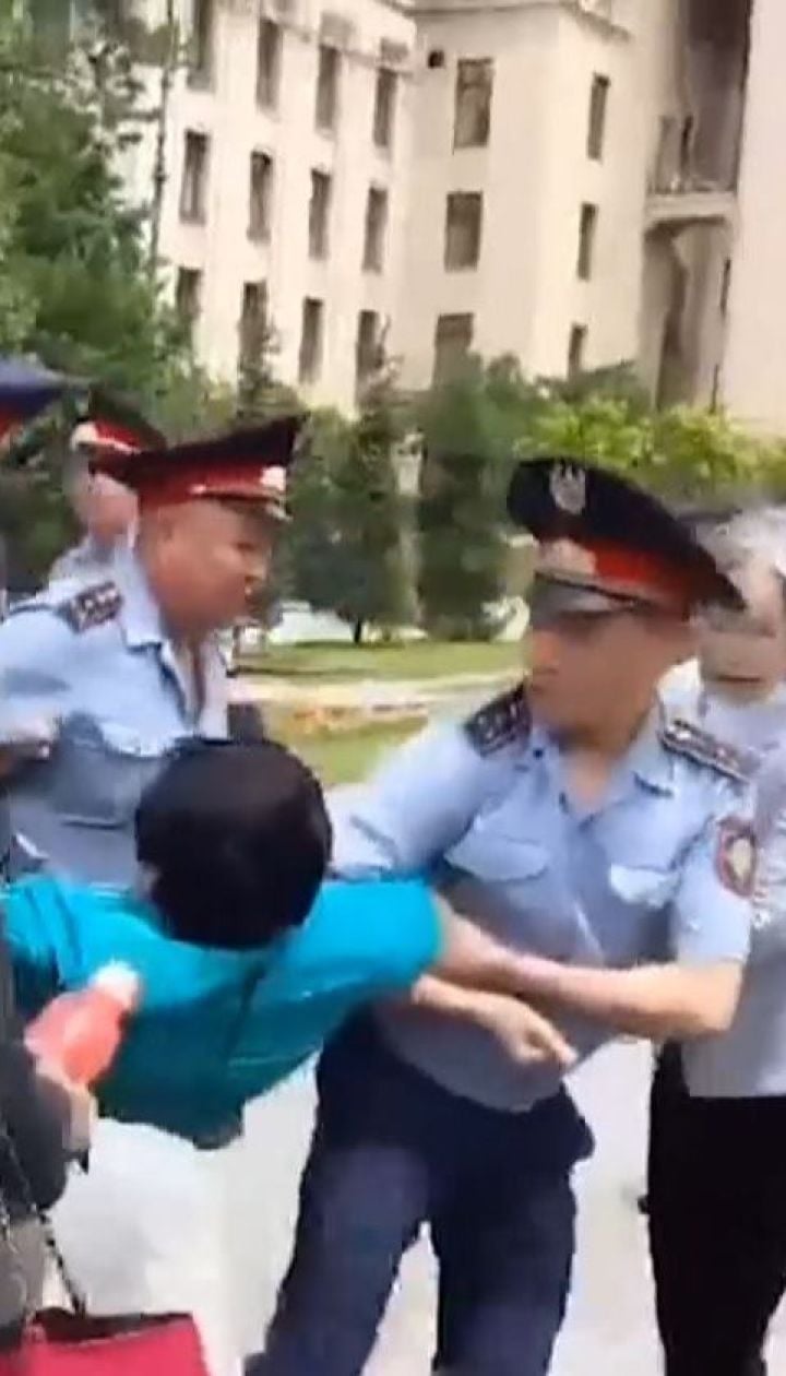 Около 500 человек были доставлены в отделения в Казахстане из-за призывов бойкотировать выборы