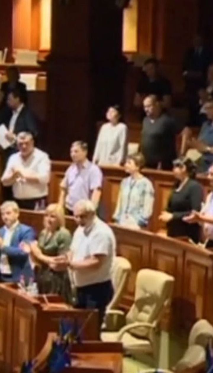 Відставка президента, розпуск парламенту і перевибори: політичне загострення у Молдові