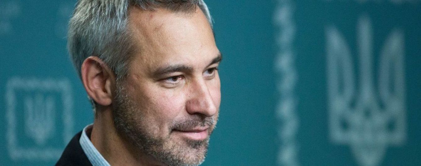 Штрафы за "евробляхи", антикоррупционный суд и незаконное обогащение. У Зеленского рассказали, зачем созывают Раду