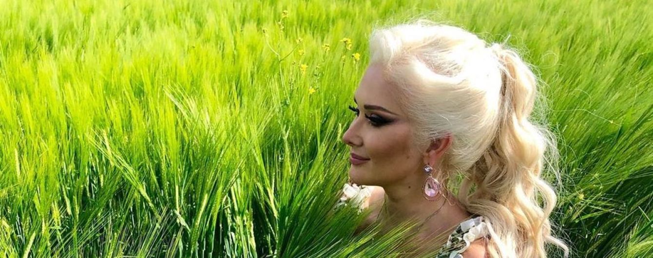 Екатерина Бужинская в игривом сарафане улеглась посреди зеленого поля