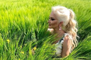 Катерина Бужинська у грайливому сарафані вляглася посеред зеленого поля
