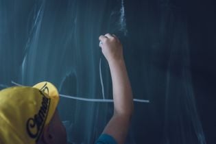 В России учительница заставила первоклассников писать слово "жопа", чтобы найти хулигана по почерку