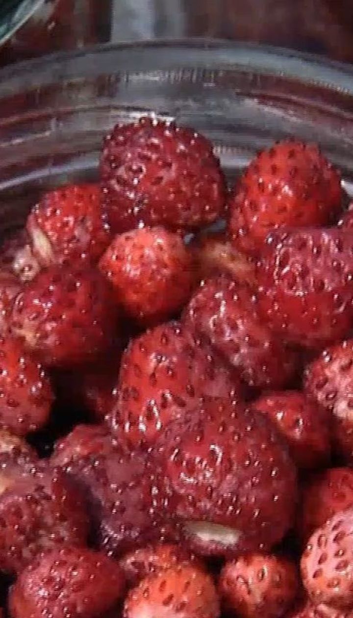 Вкусные суперфуды с рынка: сезон ягод в Украине в разгаре