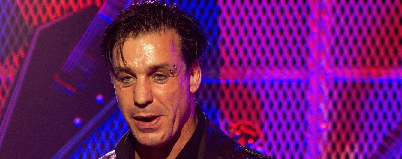 Лидер Rammstein Линдеманн сломал челюсть фанату, который оскорбил его подругу