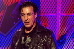 Лидер Rammstein Линдеманн сломал челюсть фанату, который оскорбил его подругу