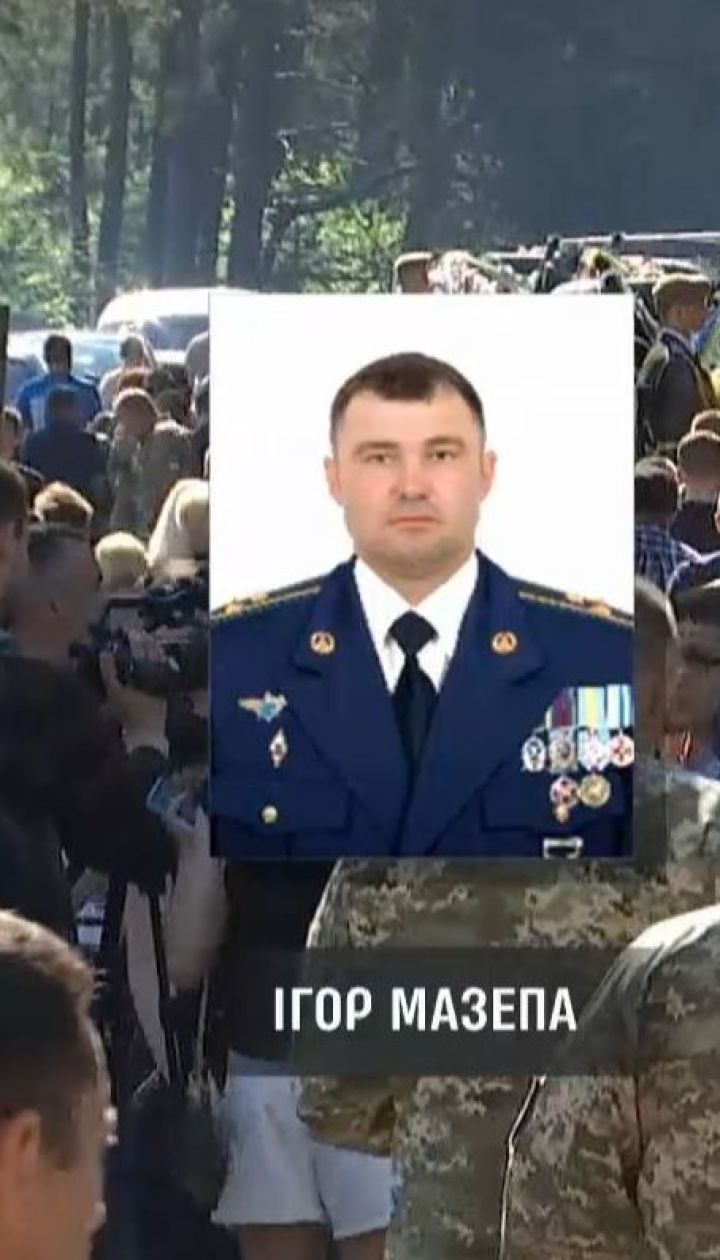Сотні людей прийшли попрощатись із загиблими внаслідок авіатрощі на Рівненщині льотчиками