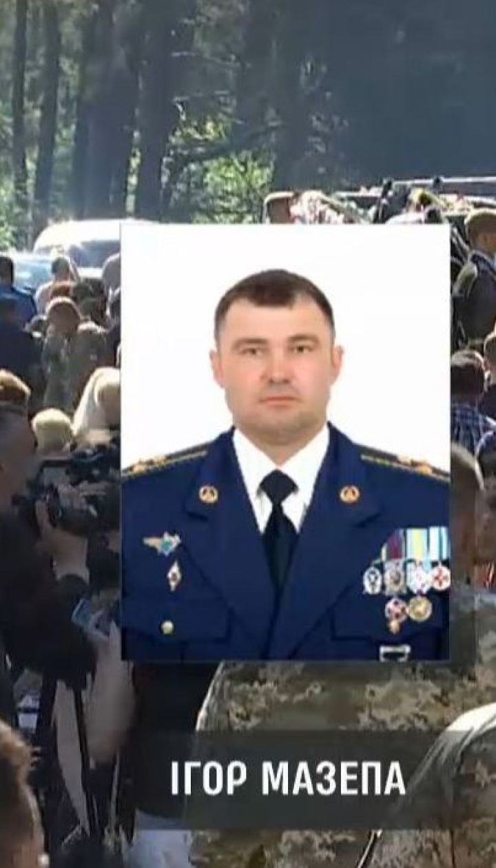 Сотни человек пришли проститься с погибшими вследствие авикрушения в Ровенской области летчиками