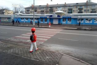 В Киеве возле переходов появились яркие фигурки школьников