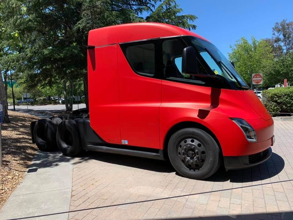 Tesla Model Y, ÑÐ¾Ð´ÑÑÐµÑ Ñ Semi_8