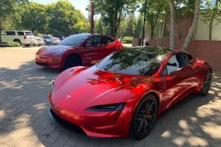 Tesla вразила презентацією майбутніх електрокарів марки наживо