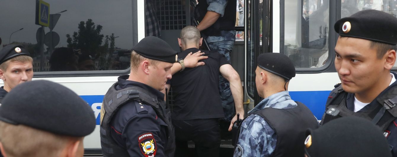Задержанный в РФ во время акции украинец покинул суд, ушел от копа и просто поехал домой
