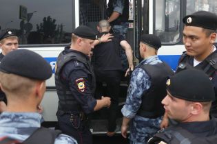 Задержанный в РФ во время акции украинец покинул суд, ушел от копа и просто поехал домой