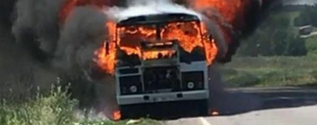 На Полтавщині на трасі під час руху загорівся автобус з пасажирами