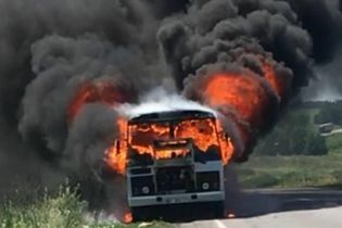 На Полтавщині на трасі під час руху загорівся автобус з пасажирами