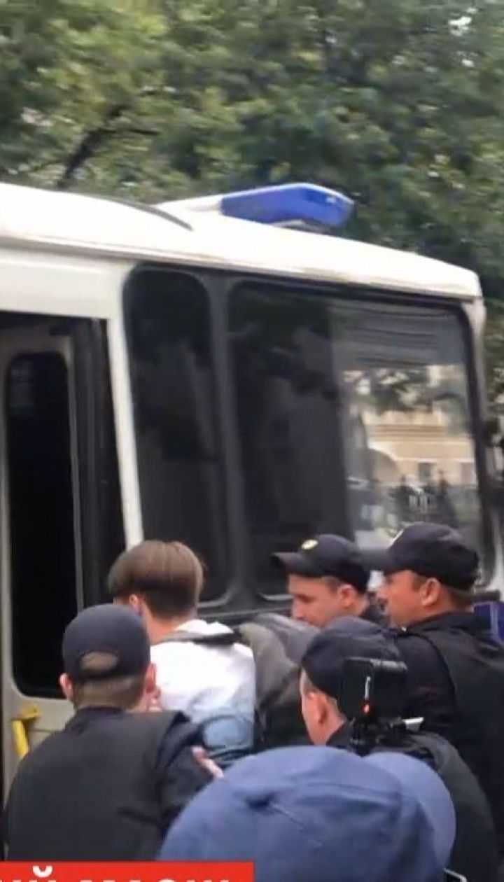 Поліція затримала 400 мітингарів під час маршу на підтримку журналіста Голунова