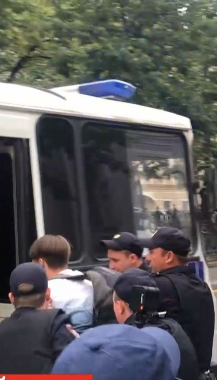 Полиция задержала 400 митингующих во время марша в поддержку журналиста Голунова