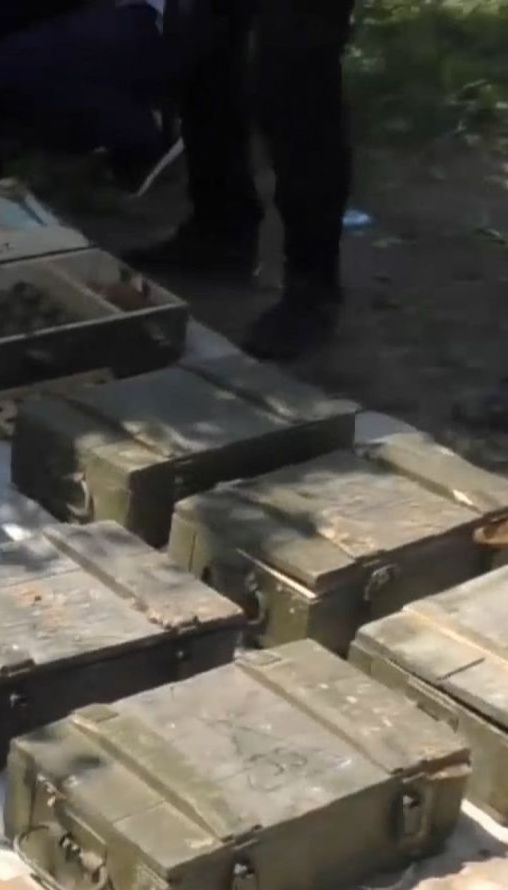 На подвір'ї у селянина знайшли сотні гранат, десятки гранатометів та ящики патронів
