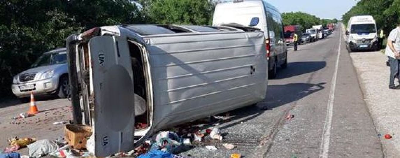Под Николаевом перевернулся санитарный автобус. Есть погибшие