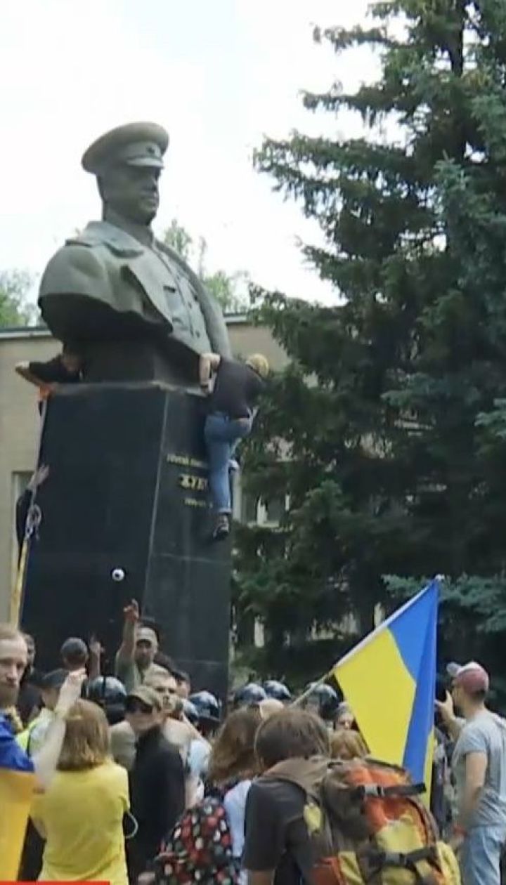 Уночі слідчі прийшли з обшуками до активістів через повалення пам'ятника Жукову