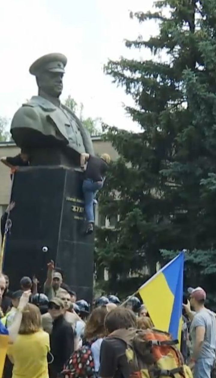 Ночью следователи пришли с обысками к активистам из-за свержения памятника Жукову