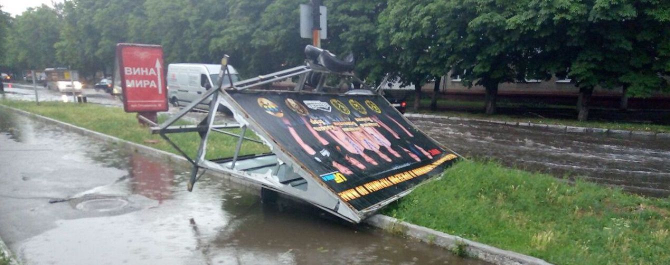 Поваленные деревья и затопленные улицы. Восток и Юг Украины страдает от непогоды