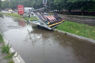 Повалені дерева та затоплені вулиці. Схід та Південь України потерпає від негоди