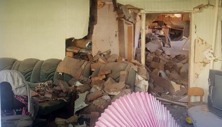 Терористи обстріляли житловий будинок у Мар'їнці: четверо постраждалих, серед них літній чоловік та дитина