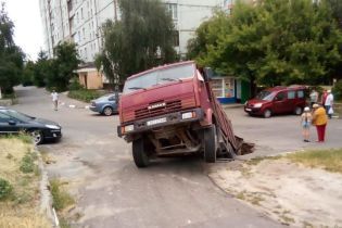 В Обухові вантажівка провалилась під асфальт. Відео