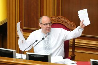 Парубий передал в КС документы, которых не хватало во время рассмотрения указа о роспуске парламента
