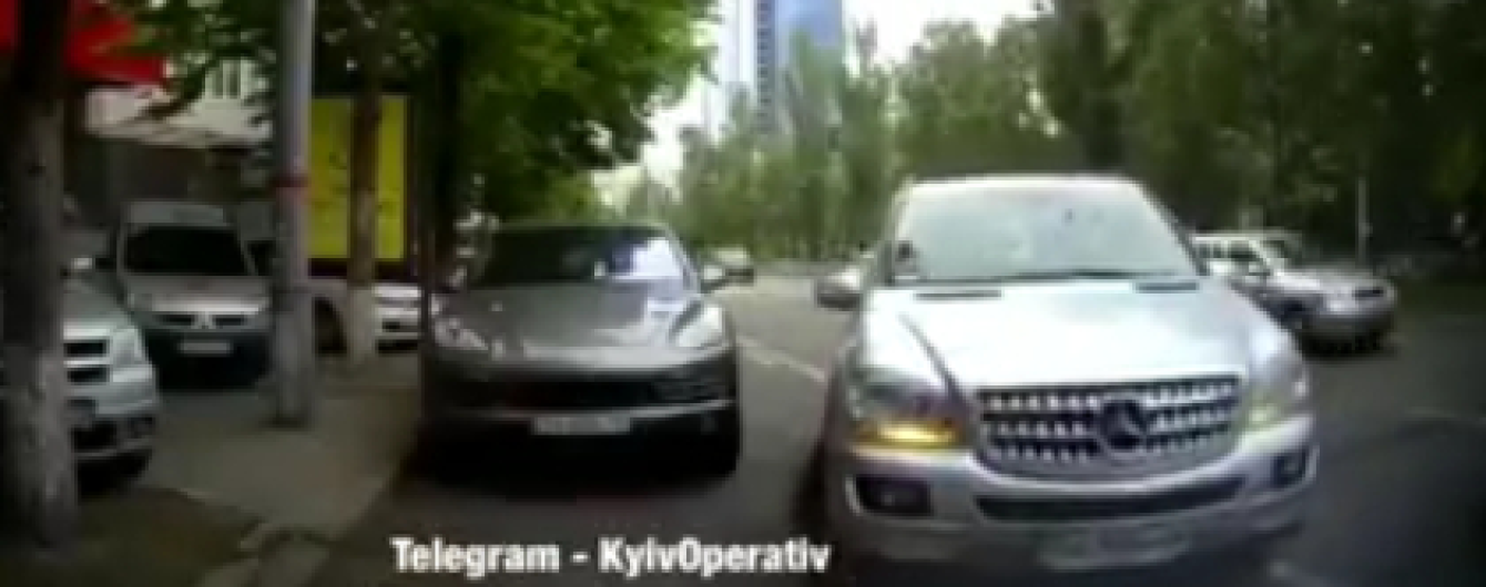 В Киеве женщина-водитель Mercedes протаранила три машины и убежала