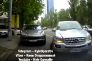 В Киеве женщина-водитель Mercedes протаранила три машины и убежала