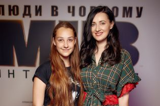 У картатій сукні з мереживом і в яскравих туфлях: ефектна Соломія Вітвіцька на прем'єрі фільму