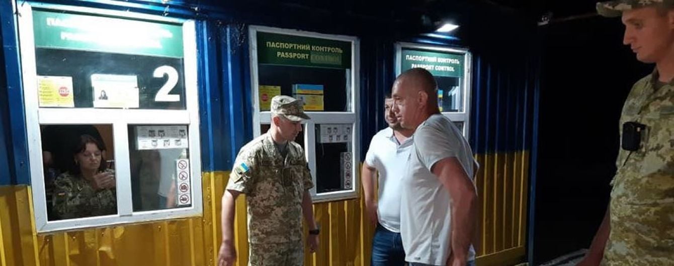 Освобожденный в оккупированном Крыму капитан судна Виктор Новицкий вернулся на свободную территорию Украины