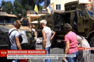 Пять лет освобождению Мариуполя: показательные выступления военных сменили вечерние концерты