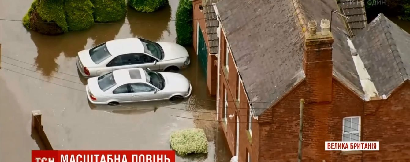 Ливни подтопили Великобританию, над ликвидацией последствий работают военные вертолеты