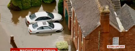 Зливи підтопили Велику Британію, над ліквідацією наслідків працюють військові гелікоптери