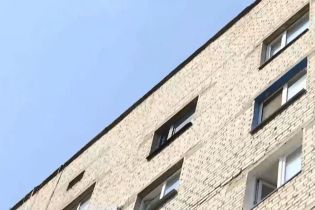 На Житомирщині 1,5-річний малюк випав із вікна 9-го поверху і вижив