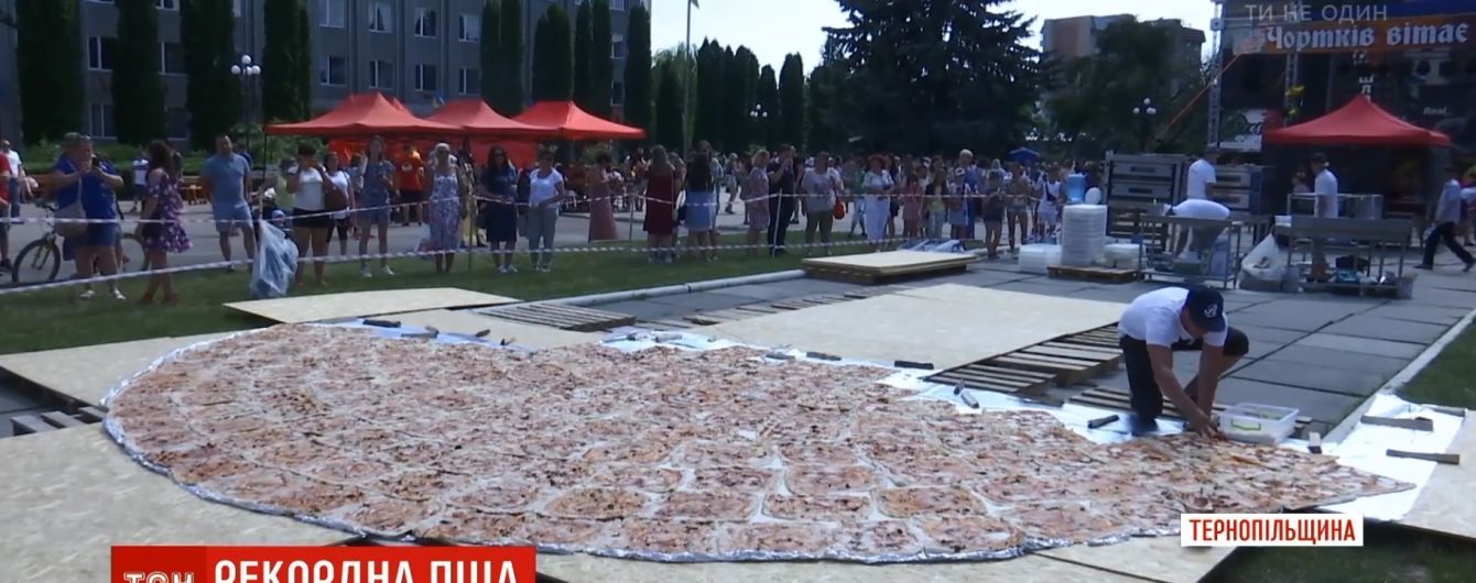 На Тернопільщині спекли рекордну 8-метрову піцу