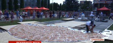 На Тернопільщині спекли рекордну 8-метрову піцу