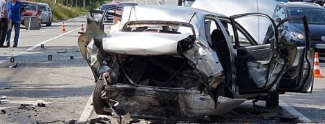 На окраине Киева Volkswagen на скорости врезался в Lanos: погибла девушка, ехавшая на свадьбу - СМИ