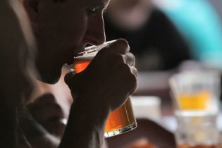 Соседские войны: как бороться с наливайками, которые обустраивают во дворах многоквартирных домов